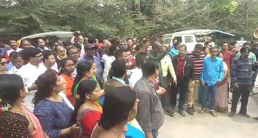 Municipal workers staged a protest against Rabindranath Ghosh’s car being stopped and harassed