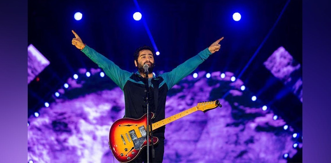 Why did Arijit Singh apologize to the packed stage at the Dubai concert?