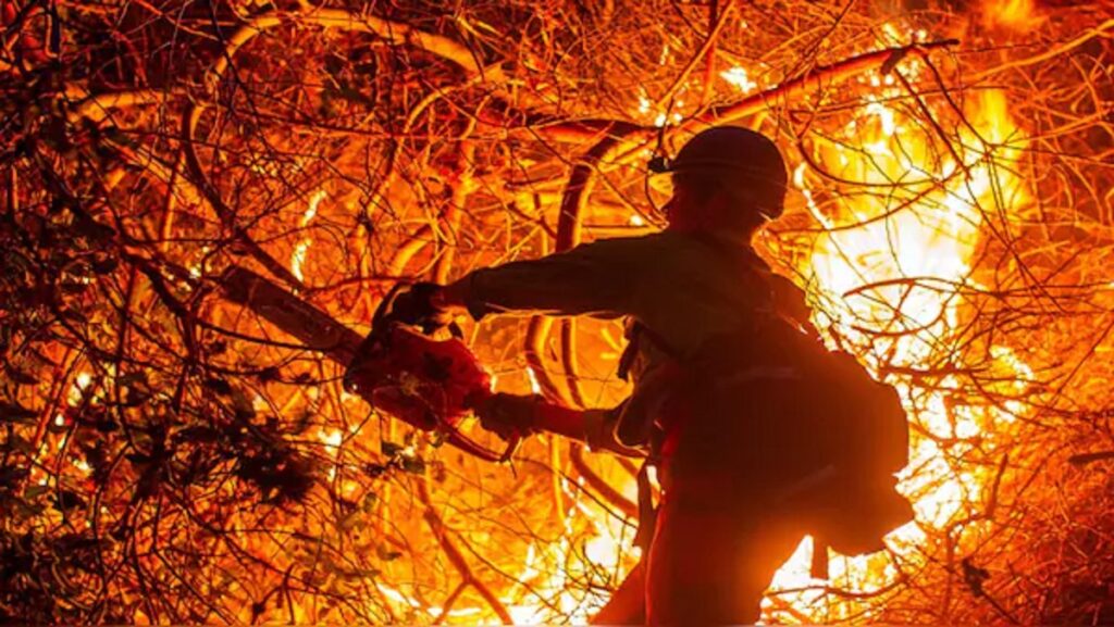  Southern California Wildfires Intensify Due to Strong Santa Ana Winds